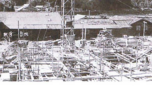 1955年（昭和30年）松阪での初の鉄筋コンクリート工事［松阪商工会議所の新築工事風景］